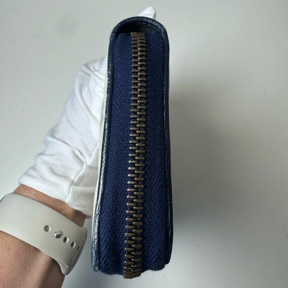 Gucci Women’s Round Long GG Marmont White and Navy Wallet
